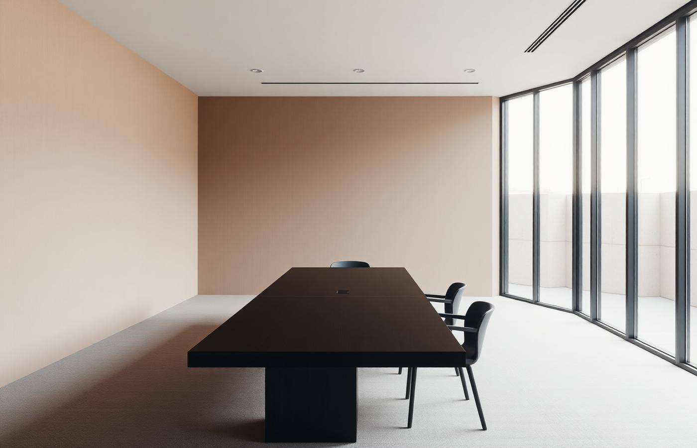 Minimalistischer Besprechungsraum mit langem dunklem Tisch und Tageslicht
